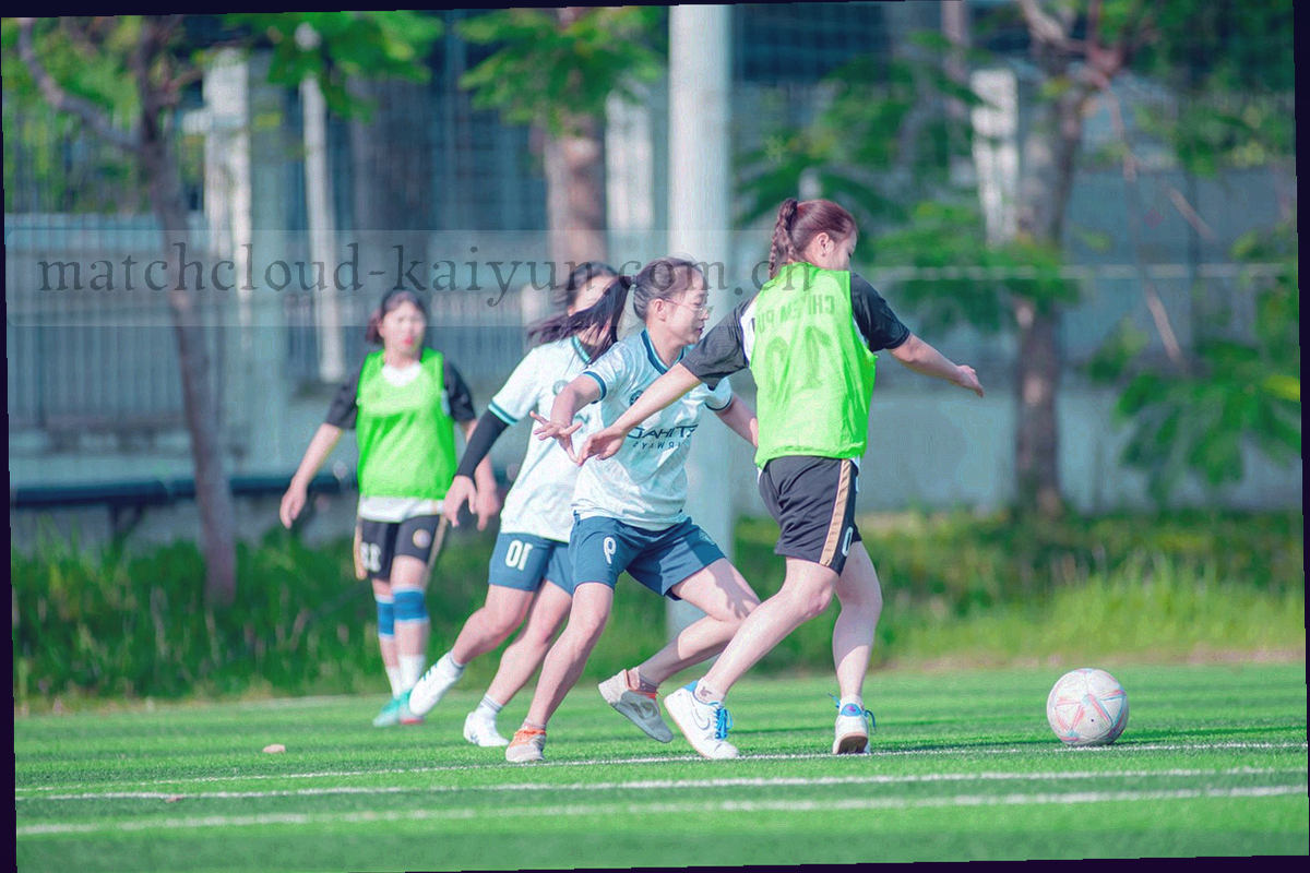深色背景上的抽象数据可视化图形，折线与柱形叠加，荧光黄与亮蓝作强调